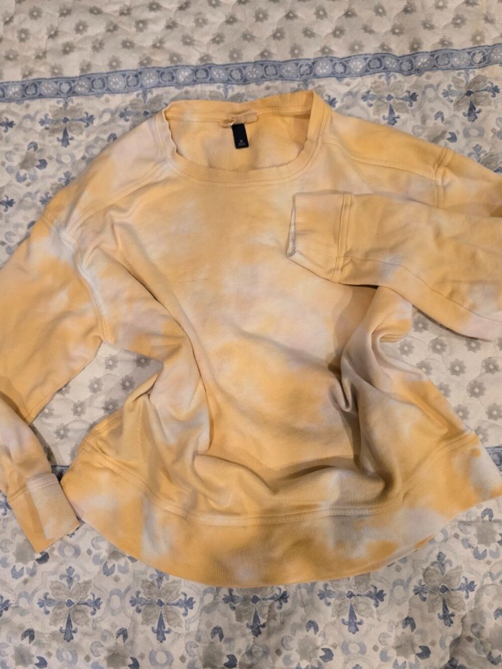 Universal Thread Yellow Tie Dye Pullover Sweatshirt Medium Small Flaw